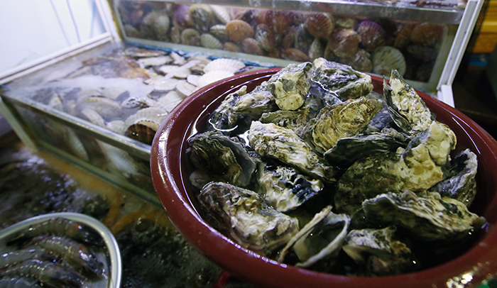  Winter is the best season for oysters, one of the major seafood items in Tongyeong. In the city, people can eat various types of oyster dishes, such as boiled rice with oysters, oyster soup and oyster <i>shabu-shabu</i>, a Japanese-style dish with boiling broth. 