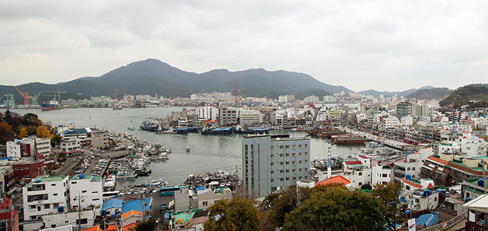 A bird's-eye view of Gangguan Port, one of the city's inner ports, is taken from the top of the Dongpirang Mural Village. 
