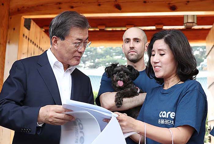 President Moon welcomes first dog Tory : : The official website of the Republic of Korea President Moon welcomes first dog Tory : : The official website of the Republic of Korea