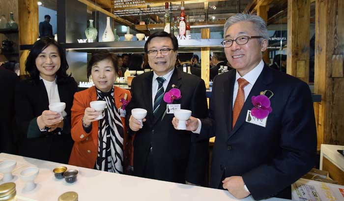 Minister of Culture, Sports and Tourism Kim Jongdeok (right) and Minister of Agriculture, Food & Rural Affairs Lee Dong-phil (second from right) give a toast with a traditional alcohol at the Sool Gallery in Insadong, Seoul, on February 11. 