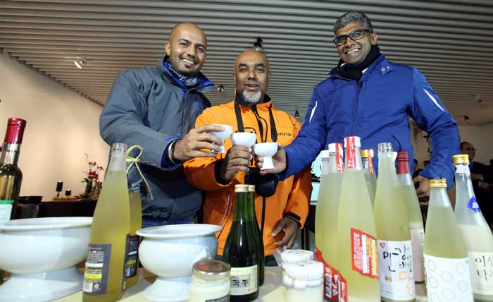 Tourists sample some of the traditional alcoholic drinks on offer at the Sool Gallery in Insadong, Seoul. 