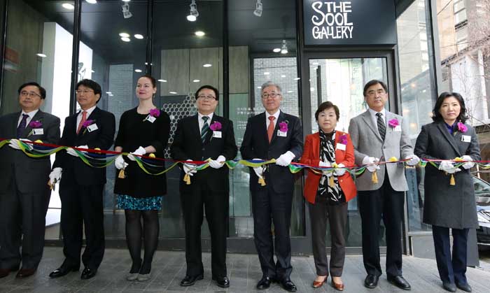 Minister of Culture, Sports and Tourism Kim Jongdeok (fourth from right) and Minister of Agriculture, Food & Rural Affairs Lee Dong-phil (fourth from left) attend a tape-cutting ceremony to mark the opening of the Sool Gallery on February 11 in Insadong, Seoul. 