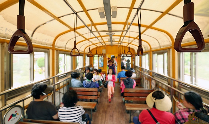 The miniature Scenery Train departs Auraji Station. (photos: Jeon Han)