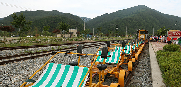 Rail bikes are one of the highlights of the trip to Jeongseon. (photo: Jeon Han)