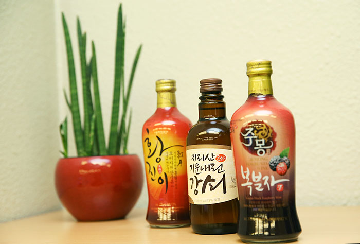 (From left) The Charmborn drinks company makes Hwangjiny, Gangsoe and Jumong liquors. These liquors are made from natural ingredients grown on the slopes of Jirisan Mountain. They are made using traditional methodologies, which adds more flavor and aroma, and they are good for your health.