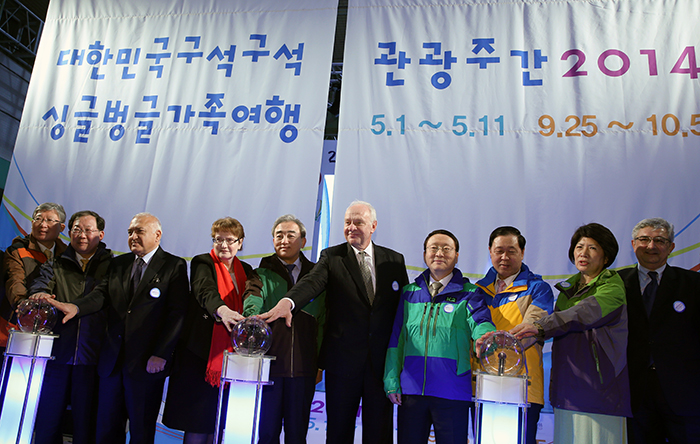 Minister of Culture, Sports and Tourism Yoo Jinryong (fifth from left), Russian Ambassador to Korea Konstantin Vnukov (fifth from right) and other dignitaries flip the switch at the opening of the 2014 Korea Travel Expo on February 27. (photo: Jeon Han)