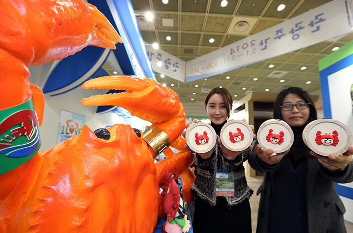 The city of Yeongdeok, Gyeongsangbuk-do, is known for its snow crabs, and delicious samples were available at the city’s promotional booth. The 17th Yeongdeok Snow Crab Festival is scheduled for April 3 to 6, centered on the Gangguhang Port in Yeongdeok. (photo: Jeon Han). 