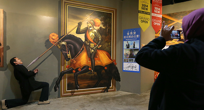 Visitors to the Trickeye Museum have fun taking pictures. (photo: Jeon Han)