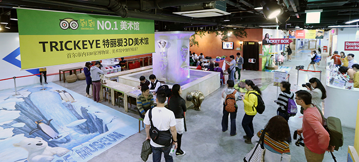 Visitors look around the Trickeye Museum. (photo: Jeon Han)