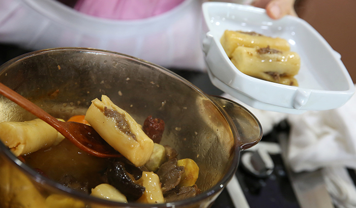 Mix in the ginkgo and pine nuts. Serve the dish on a plate with slices of egg white and yolk and the water parsley pancake as decoration. Make sure not to put the rice cake in at the start otherwise it could burst.