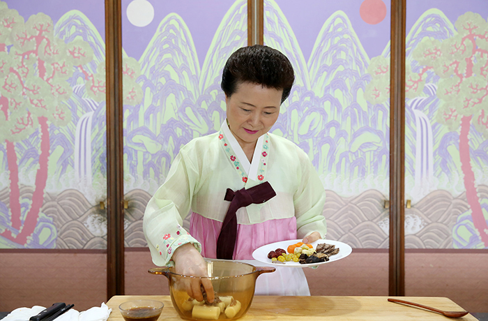 Mix the rice cake, jujube and marinade 2 together and heat it over medium heat for 13 minutes.