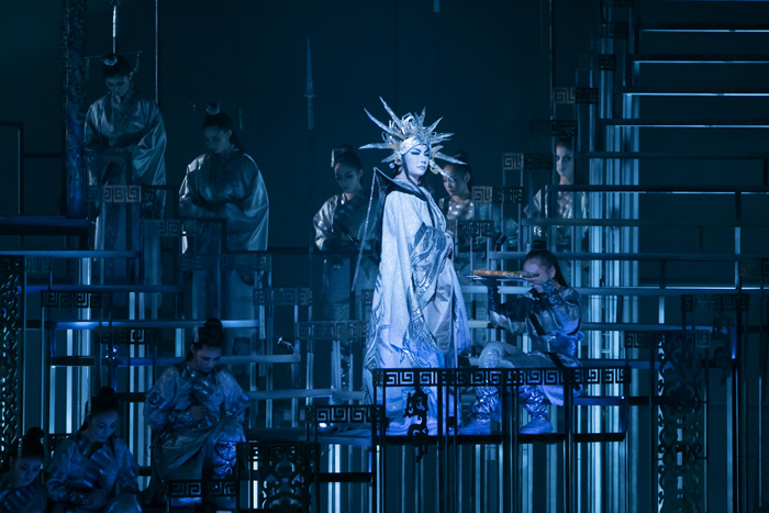  Lee Hwa-young (top) and Kim Ra-hee as Turadot in the opera. 