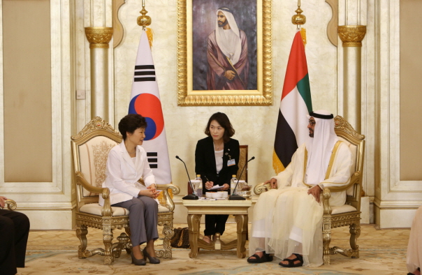  President Park Geun-hye meets Abu Dhabi Crown Prince Sheikh Mohammed bin Zayed Al Nahyan at the Emirates Palace Hotel during her visit to Abu Dhabi on May 20. (photos: Cheong Wa Dae) 