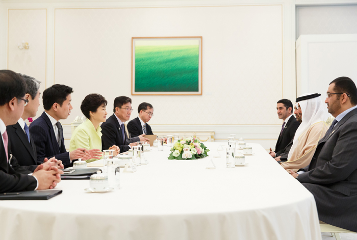 President Park Geun-hye meets with H.H. Sheikh Hamed bin Zayed Al Nahyan, chairman of the Abu Dhabi Crown Prince Court, and discusses cooperation on developing water resources and carrying out joint projects in third countries.