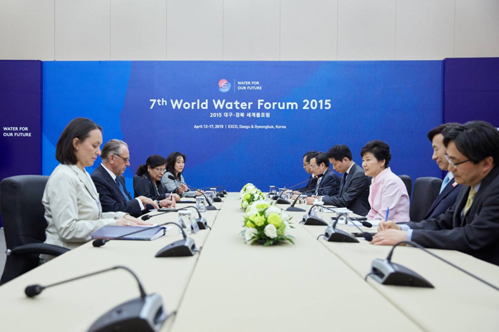On April 12, President Park Geun-hye meets with Deputy Secretary-General of the UN Jan Eliasson, who is in Korea to attend the seventh World Water Forum 2015. They discussed upcoming major global conferences, including the UN Post-2015 Development Agenda Summit scheduled for this September.