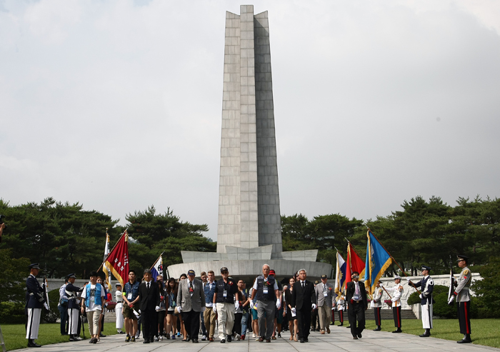  Korean War veterans and participants in the 2014 Youth Peace Camp pay a visit to the Seoul National Cemetery and honor the sacrifices of the fallen soldiers. (photos: the MPVA) 