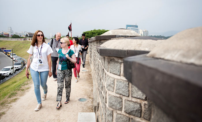 Participants stroll along the Hwaseong Fortress walls in Suwon, Gyeonggi-do, on June 21. 