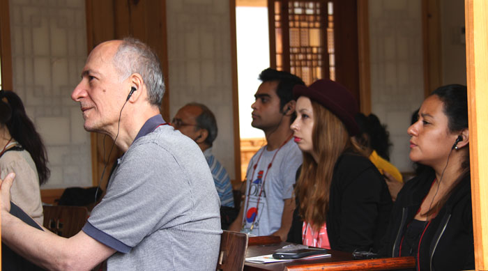 Participants in the lecture tour listen to a lecture about the "<i>Uigwe</i>."