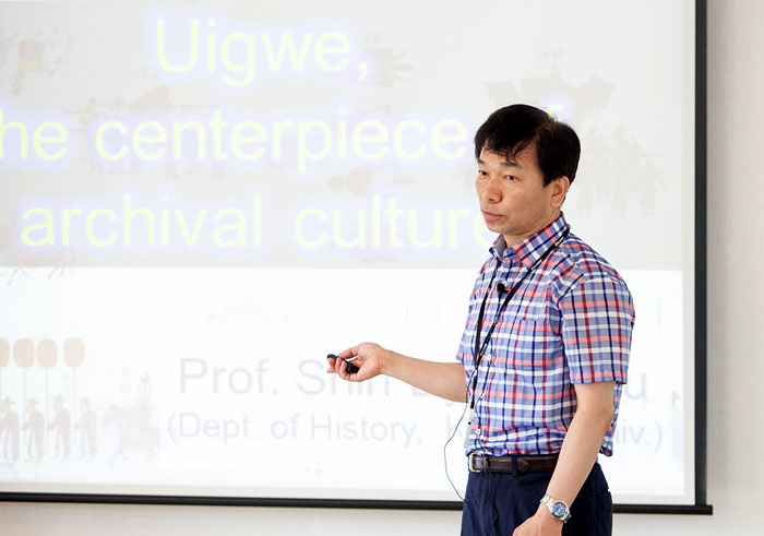 Konkuk University Professor Shin Byung-ju gives a lecture on the Joseon-era records of royal ceremonies and rituals, the "<i>Uigwe</i>." 
