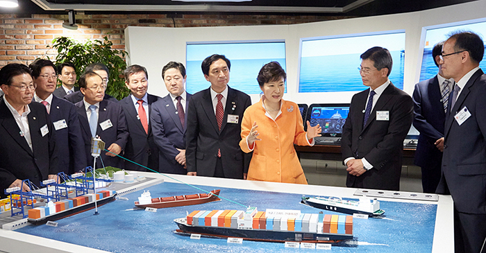 President Park Geun-hye talks about the future of the shipbuilding industry at the newly-opened Ulsan Center for a Creative Economy and Innovation on July 15.