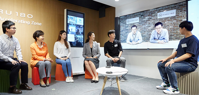 President Park Geun-hye visits one of the offices of MARU 180, a nation-wide startup-support office, at the Ulsan Center for a Creative Economy and Innovation on July 15. She talks with investors in another MARU 180 location in Yeoksam-dong, Seoul, through a video call.