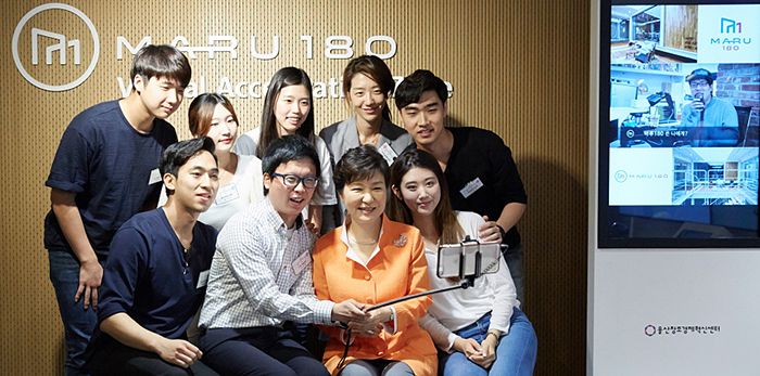 President Park Geun-hye helps to take a selfie with a group of young entrepreneurs who are dreaming of becoming startup CEOs, at the MARU 180 offices in the Ulsan Center for a Creative Economy and Innovation on July 15.