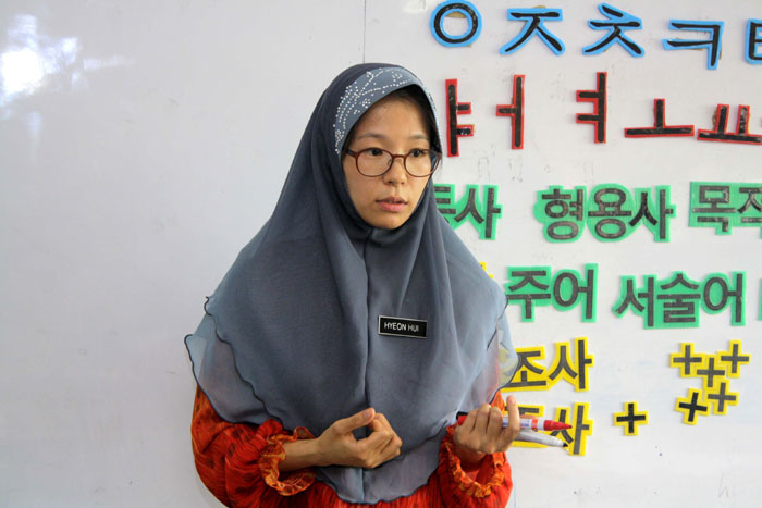 A Korean teacher teaches Korean to Malaysian students. (photos courtesy of APCEIU)