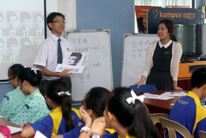 Malaysian students learn Korean from a Korean teacher as part of the teacher exchange program.