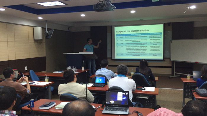 Uzbek government officials listen to lectures on online government services and ICT policies.