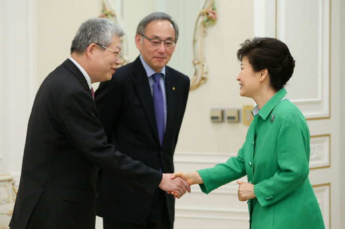 President Park Geun-hye (right) meets President Yang Yu-liang of China’s Fudan University (left) and former U.S. Secretary of Energy Steven Chu (center) on July 7. (photos: Cheong Wa Dae)