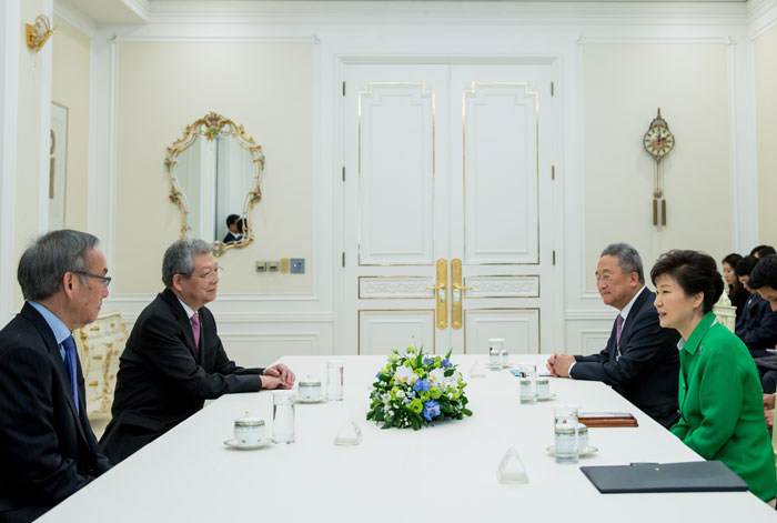 President Park Geun-hye (right) holds a meeting with former U.S. Secretary of Energy Steven Chu (left) and President Yang Yu-liang (second from left) of China’s Fudan University on July 7 at Cheong Wa Dae.