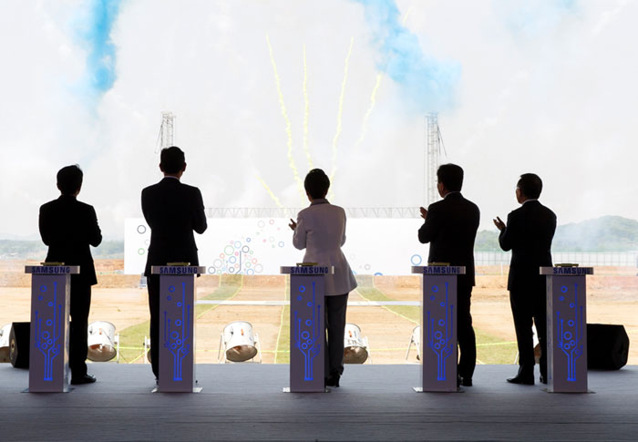President Park Geun-hye and other dignitaries push the launch buttons for Samsung Electronics' new semiconductor cluster in Pyeongtaek, Gyeonggi-do (Gyeonggi Province), during the groundbreaking ceremony on May 7.