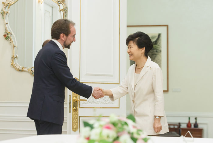 President Park Geun-hye meets with U.N. High Commissioner for Human Rights Zeid Ra’ad Al Hussein on June 25 at Cheong Wa Dae.