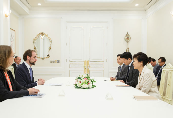 President Park Geun-hye talks about human rights with U.N. High Commissioner for Human Rights Zeid Ra’ad Al Hussein and the chief of the U.N. office for North Korean human rights, Signe Poulsen, on June 25 in Seoul.