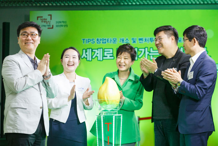 President Park Geun-hye (third from right) celebrates the opening of the TIPS Startup Town with young businesspeople on July 14.