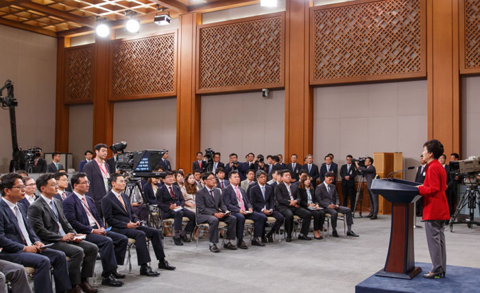 President Park Geun-hye delivers her Address to the Nation on Economic Resurgence at Cheong Wa Dae on Aug. 6.