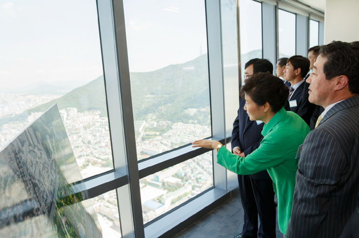 President Park Geun-hye (second from right) looks out the window of the Busan International Finance Center on August 22. (photo: Cheong Wa Dae)