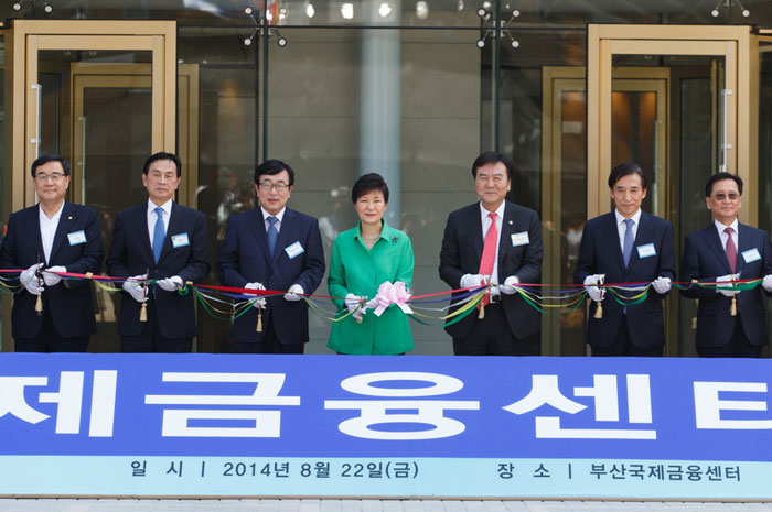 President Park Geun-hye (center) cuts the tape at the opening of the Busan International Finance Center on August 22. (photo: Cheong Wa Dae).