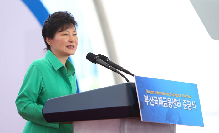 President Park Geun-hye delivers congratulatory remarks during a ceremony to mark the opening of the Busan International Finance Center on August 22. (photos: Cheong Wa Dae)