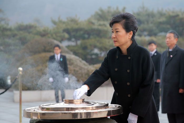 President Park Geun-hye burns incense at Seoul National Cemetery on Jan. 1, 2016, as she pays tribute to South Korean patriotic martyrs as part of events to mark the start of the new year.