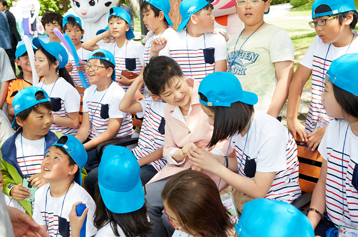 President Park Geun-hye talks with children in the gardens of Cheong Wa Dae to mark Children’s Day on May 5.