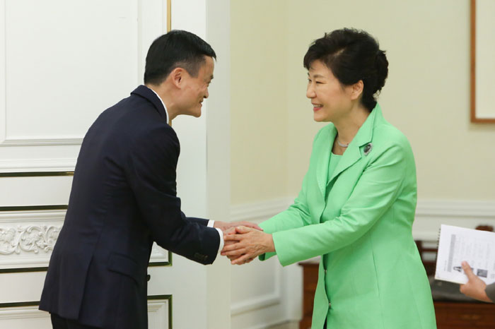 President Park Geun-hye (right) shakes hands with Alibaba Group founder and CEO Jack Ma at Cheong Wa Dae on August 18. (photo: Cheong Wa Dae)