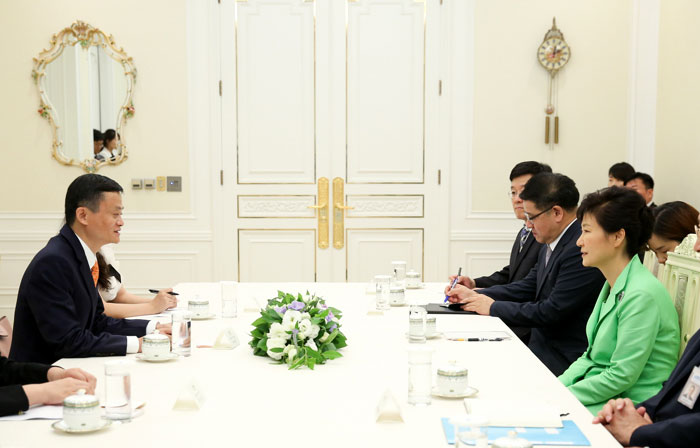 President Park Geun-hye (right) holds talks with Alibaba Group founder and CEO Jack Ma at Cheong Wa Dae on August 18. (photo: Cheong Wa Dae)