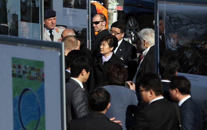 President Park Geun-hye (center) appreciates the artwork on display at a photo exhibition in the Grünes Band, Berlin, on March 27. (photo: Jeon Han)