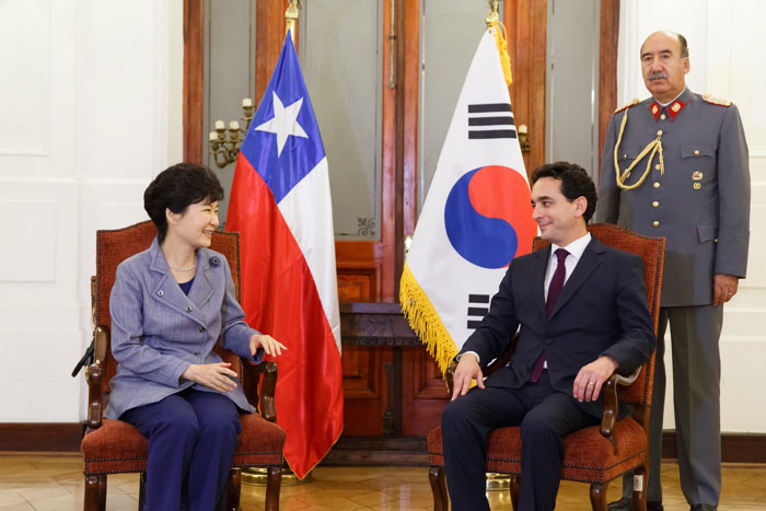 President Park Geun-hye (left) holds talks with President of the Chamber of Deputies of Chile Marco Nuñez at the Former Congress National Building of Chile in Santiago on April 22.