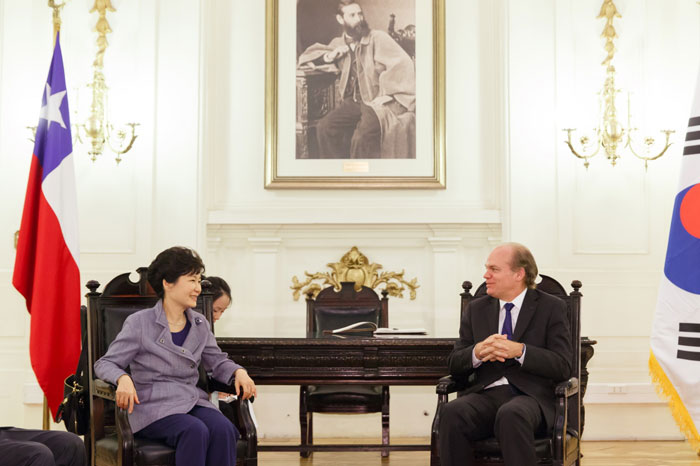 President Park Geun-hye (left) meets with President of the Senate of Chile Patricio Walker at the Former Congress National Building of Chile in Santiago on April 22.