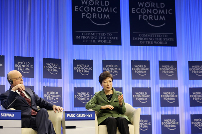 President Park Geun-hye (right) holds discussions with the executive chairman of the World Economic Forum, Klaus Schwab, after delivering her keynote speech during a panel session at the forum in Davos, Switzerland, on January 22. (Photo: Cheong Wa Dae)