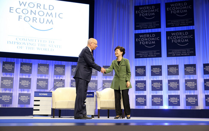 President Park Geun-hye (right) shakes hands with the executive chairman of the World Economic Forum, Klaus Schwab, after delivering her keynote speech in a panel session at the forum in Davos, Switzerland, on January 22. (Photo: Cheong Wa Dae)