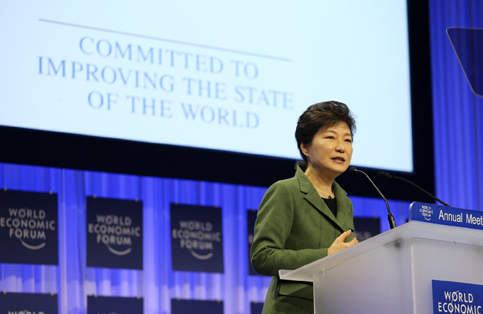 President Park Geun-hye delivers the keynote speech during a panel session at the World Economic Forum in Davos, Switzerland, on January 22. (Photo: Cheong Wa Dae)