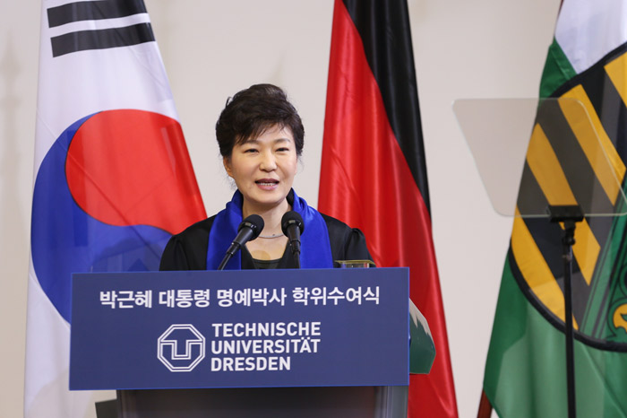 President Park Geun-hye proposes three steps to North Korea that would lead to the reunification of the Korean Peninsula on March 28 at the Dresden University of Technology. (photo: Cheong Wa Dae)